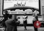 Immagine di Dorothy Lamour durante la seconda guerra mondiale Hollywood Los Angeles California USA, 1943, secondo 23 filmato di repertorio 65675068108