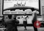 Immagine di Dorothy Lamour durante la seconda guerra mondiale Hollywood Los Angeles California USA, 1943, secondo 25 filmato di repertorio 65675068108
