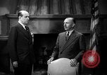 Immagine di Funzionari discutere Burbank California USA, 1939, secondo 9 filmato di repertorio 65675068188
