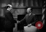 Immagine di Funzionari discutere Burbank California USA, 1939, secondo 20 filmato di repertorio 65675068188