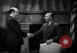 Immagine di Funzionari discutere Burbank California USA, 1939, secondo 21 filmato di repertorio 65675068188