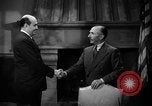 Immagine di Funzionari discutere Burbank California USA, 1939, secondo 22 filmato di repertorio 65675068188