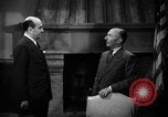 Immagine di Funzionari discutere Burbank California USA, 1939, secondo 24 filmato di repertorio 65675068188