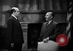 Immagine di Funzionari discutere Burbank California USA, 1939, secondo 26 filmato di repertorio 65675068188