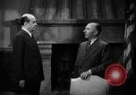 Immagine di Funzionari discutere Burbank California USA, 1939, secondo 27 filmato di repertorio 65675068188