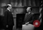 Immagine di Funzionari discutere Burbank California USA, 1939, secondo 28 filmato di repertorio 65675068188
