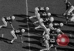 Standbild Fußballspiel Birmingham Alabama USA, 1963, aus Sekunde 27 historischem Filmmaterial Videoclip 65675068210