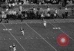 Standbild Fußballspiel Birmingham Alabama USA, 1963, aus Sekunde 49 historischem Filmmaterial Videoclip 65675068210