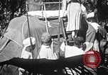 Standbild Elefanten reiten Indien, 1938, aus Sekunde 5 historischem Filmmaterial Videoclip 65675068242