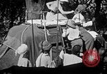 Standbild Elefanten reiten Indien, 1938, aus Sekunde 8 historischem Filmmaterial Videoclip 65675068242