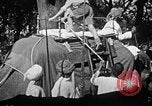 Standbild Elefanten reiten Indien, 1938, aus Sekunde 12 historischem Filmmaterial Videoclip 65675068242