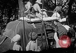 Standbild Elefanten reiten Indien, 1938, aus Sekunde 13 historischem Filmmaterial Videoclip 65675068242