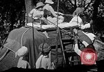 Standbild Elefanten reiten Indien, 1938, aus Sekunde 14 historischem Filmmaterial Videoclip 65675068242
