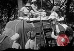 Standbild Elefanten reiten Indien, 1938, aus Sekunde 15 historischem Filmmaterial Videoclip 65675068242
