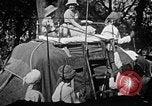 Standbild Elefanten reiten Indien, 1938, aus Sekunde 16 historischem Filmmaterial Videoclip 65675068242