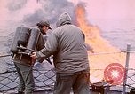 Standbild Öl Minderung Experiment Newport Rhode Island USA, 1970, aus Sekunde 44 historischem Filmmaterial Videoclip 65675068271