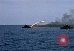 Standbild Monitor Flamme Boot South China Sea, 1968, aus Sekunde 62 historischem Filmmaterial Videoclip 65675068273
