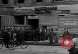 Immagine di Civili Duisburg Germania, 1945, secondo 20 filmato di repertorio 65675068327