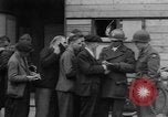 Immagine di Civili Duisburg Germania, 1945, secondo 22 filmato di repertorio 65675068327