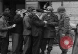 Immagine di Civili Duisburg Germania, 1945, secondo 24 filmato di repertorio 65675068327