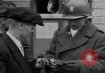 Immagine di Civili Duisburg Germania, 1945, secondo 32 filmato di repertorio 65675068327