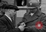 Immagine di Civili Duisburg Germania, 1945, secondo 35 filmato di repertorio 65675068327
