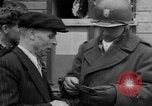 Immagine di Civili Duisburg Germania, 1945, secondo 36 filmato di repertorio 65675068327