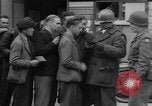 Immagine di Civili Duisburg Germania, 1945, secondo 40 filmato di repertorio 65675068327