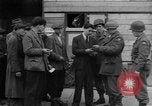 Immagine di Civili Duisburg Germania, 1945, secondo 46 filmato di repertorio 65675068327