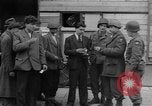 Immagine di Civili Duisburg Germania, 1945, secondo 55 filmato di repertorio 65675068327