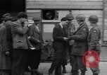 Immagine di Civili Duisburg Germania, 1945, secondo 56 filmato di repertorio 65675068327