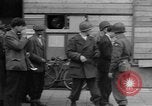 Immagine di Civili Duisburg Germania, 1945, secondo 57 filmato di repertorio 65675068327
