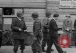 Immagine di Civili Duisburg Germania, 1945, secondo 58 filmato di repertorio 65675068327