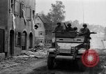 Standbild gepanzerten Spalten Dinkelsbühl Deutschland, 1945, aus Sekunde 5 historischem Filmmaterial Videoclip 65675068330