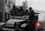 Standbild gepanzerten Spalten Dinkelsbühl Deutschland, 1945, aus Sekunde 7 historischem Filmmaterial Videoclip 65675068330
