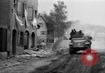 Standbild gepanzerten Spalten Dinkelsbühl Deutschland, 1945, aus Sekunde 14 historischem Filmmaterial Videoclip 65675068330