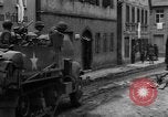 Standbild gepanzerten Spalten Dinkelsbühl Deutschland, 1945, aus Sekunde 19 historischem Filmmaterial Videoclip 65675068330