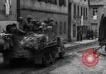 Standbild gepanzerten Spalten Dinkelsbühl Deutschland, 1945, aus Sekunde 21 historischem Filmmaterial Videoclip 65675068330