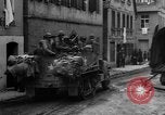 Standbild gepanzerten Spalten Dinkelsbühl Deutschland, 1945, aus Sekunde 22 historischem Filmmaterial Videoclip 65675068330