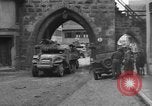 Standbild gepanzerten Spalten Dinkelsbühl Deutschland, 1945, aus Sekunde 36 historischem Filmmaterial Videoclip 65675068330
