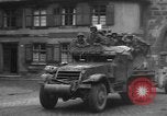 Standbild gepanzerten Spalten Dinkelsbühl Deutschland, 1945, aus Sekunde 56 historischem Filmmaterial Videoclip 65675068330