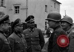 Standbild Kaplan Deggendorf Deutschland, 1945, aus Sekunde 33 historischem Filmmaterial Videoclip 65675068331