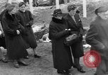 Standbild Vergraben von Wöbbelin KZ-Opfer Ludwigslust Deutschland, 1945, aus Sekunde 1 historischem Filmmaterial Videoclip 65675068333