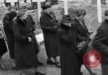 Standbild Vergraben von Wöbbelin KZ-Opfer Ludwigslust Deutschland, 1945, aus Sekunde 3 historischem Filmmaterial Videoclip 65675068333