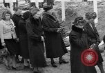 Standbild Vergraben von Wöbbelin KZ-Opfer Ludwigslust Deutschland, 1945, aus Sekunde 4 historischem Filmmaterial Videoclip 65675068333