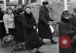Standbild Vergraben von Wöbbelin KZ-Opfer Ludwigslust Deutschland, 1945, aus Sekunde 5 historischem Filmmaterial Videoclip 65675068333