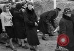 Standbild Vergraben von Wöbbelin KZ-Opfer Ludwigslust Deutschland, 1945, aus Sekunde 6 historischem Filmmaterial Videoclip 65675068333