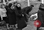 Standbild Vergraben von Wöbbelin KZ-Opfer Ludwigslust Deutschland, 1945, aus Sekunde 7 historischem Filmmaterial Videoclip 65675068333
