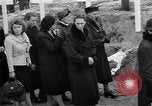 Standbild Vergraben von Wöbbelin KZ-Opfer Ludwigslust Deutschland, 1945, aus Sekunde 8 historischem Filmmaterial Videoclip 65675068333