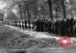 Standbild Vergraben von Wöbbelin KZ-Opfer Ludwigslust Deutschland, 1945, aus Sekunde 9 historischem Filmmaterial Videoclip 65675068333